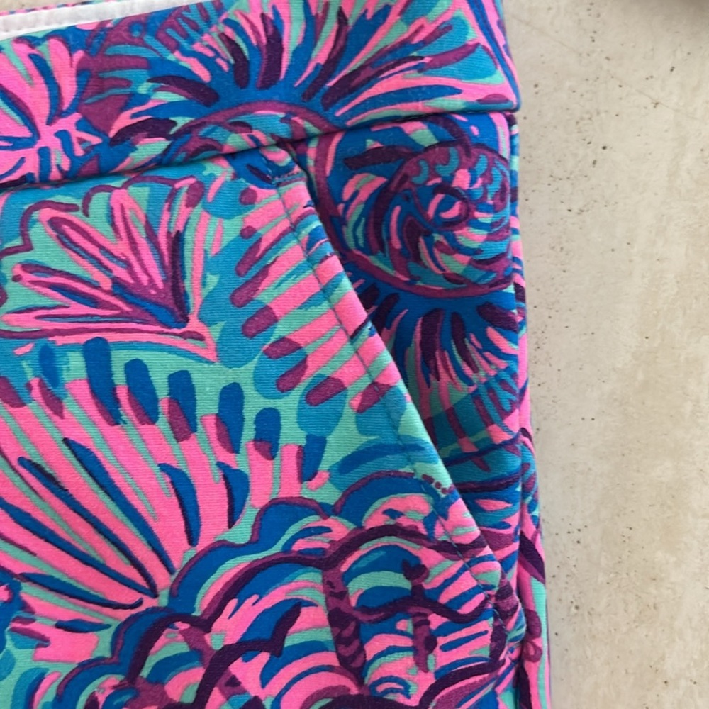 Lilly Pulitzer stretch shorts - Picture 3 of 8